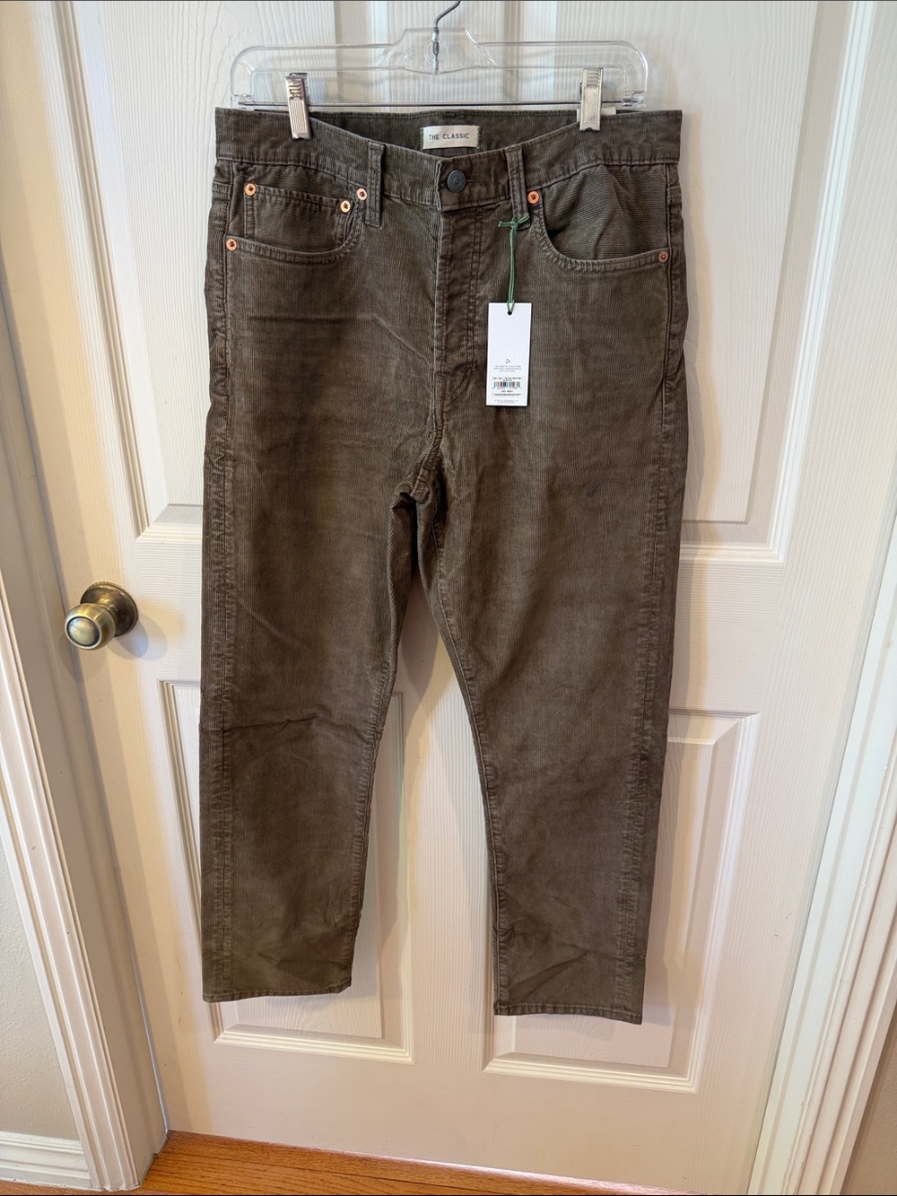 American Eagle Outfitters The Classic Olive Corduroy Pants Sz 32/32. NWT. Box46